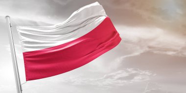 Polonya ulusal bayrak kumaşı güzel açık gri arka planda dalgalanıyor.
