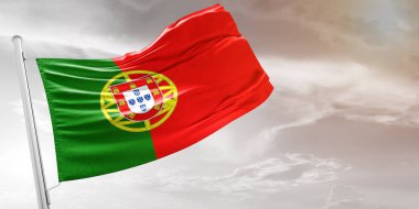 Portekiz ulusal bayrak kumaşı güzel açık gri arka planda dalgalanıyor.
