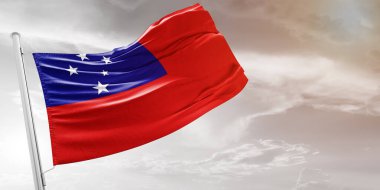 Samoa Ulusal Bayrak Kumaşı Güzel açık gri arka planda sallanıyor.