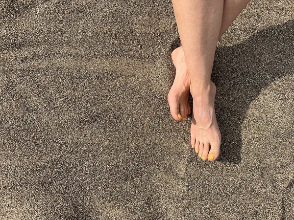 在黄金时刻 人们在沙滩上翘起脚来 他脚趾上的黄色指甲油 快乐和阳光灿烂 从上面看 自由空间 — 图库照片