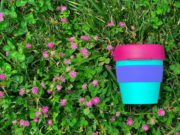 Reusable Plastic Beverage Mug Grass Eco Friendly Waste Free Concept — Stock Photo, Image