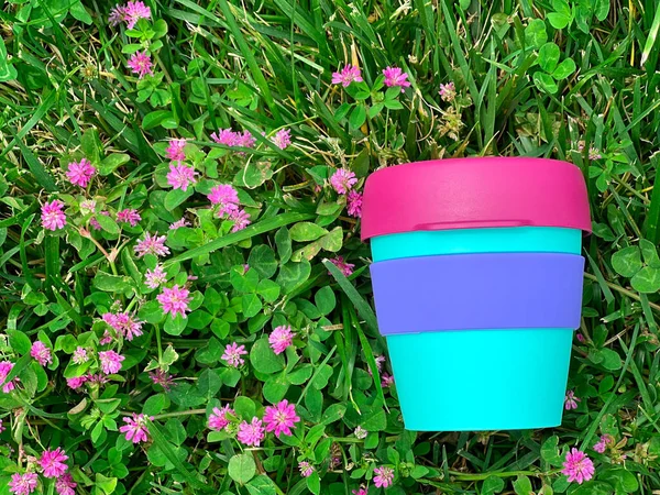 Reusable Plastic Beverage Mug Grass Eco Friendly Waste Free Concept — Stock Photo, Image