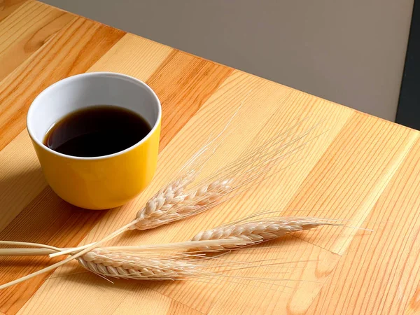 Egy Sárga Esztétikai Csésze Fekete Kávé Búza Tüskék Háttérben Egy — Stock Fotó