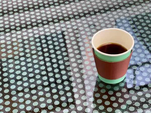 Egy Eldobható Csésze Kávé Áll Egy Vizes Üvegasztalon Táblázat Fekete — Stock Fotó