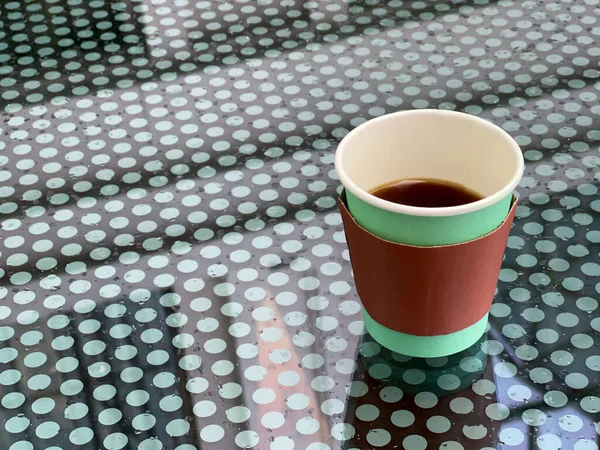 Egy Eldobható Csésze Kávé Áll Egy Vizes Üvegasztalon Táblázat Fekete — Stock Fotó