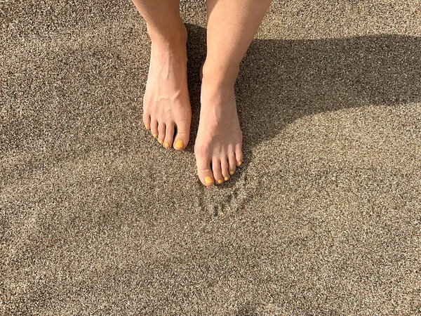 Girl Put Her Feet Together Sand Golden Sunset Yellow Nail — Stock Photo, Image