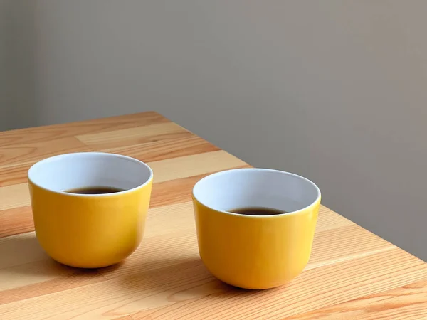 Két Sárga Csésze Forró Kávéval Asztalon — Stock Fotó