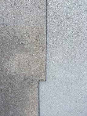 Gri desenli beton duvar, iki farklı ton, arka plan.
