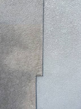 Gri desenli beton duvar, iki farklı ton, arka plan.