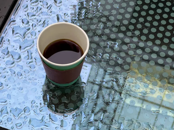 Eldobható Csésze Kávé Esőüveg Asztalról Nedvesen Áll Tükörben Látható Tető — Stock Fotó
