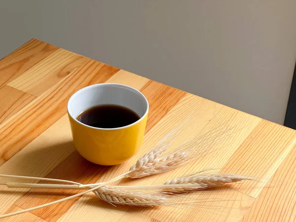 Een Gele Kop Met Warme Koffie Houten Tafel Naast Liggen — Stockfoto