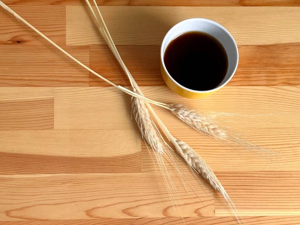 Egy Sárga Csésze Forró Kávéval Asztalon Melletted Vannak Búza Tüskék — Stock Fotó