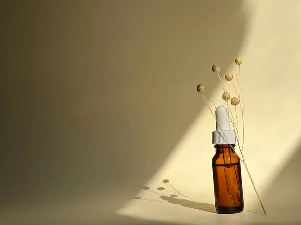 Çıplak Zemin Üzerinde Güneş Işığı Olan Serumla Şeffaf Kozmetik Kavanozu — Stok fotoğraf