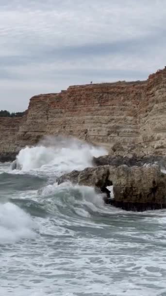 Piankowe Fale Morskie Uderzają Skały Brzegowe Burza — Wideo stockowe