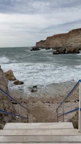 Ξύλινη Σκάλα Οδηγεί Στην Παραλία Βραχώδης Ακτή Και Φουρτουνιασμένη Θάλασσα — Αρχείο Βίντεο