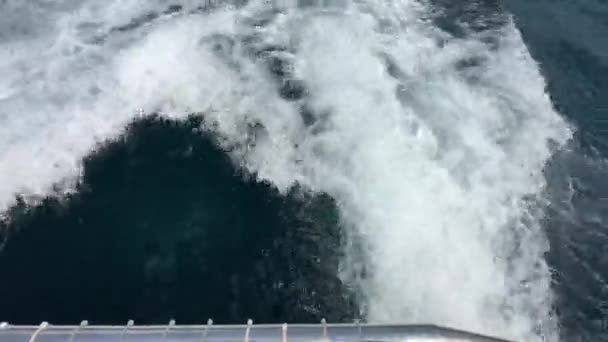 Сліди Від Човна Білі Хвилі Яскраво Синьому Океані Відпочинок Узбережжі — стокове відео