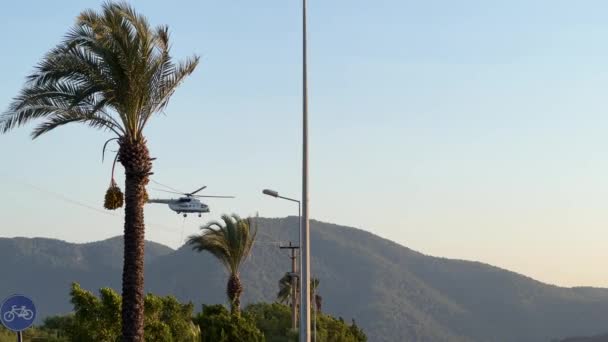 Brandweerhelikopter Vliegt Bosbranden Blussen Tegen Achtergrond Van Lucht Bergen — Stockvideo