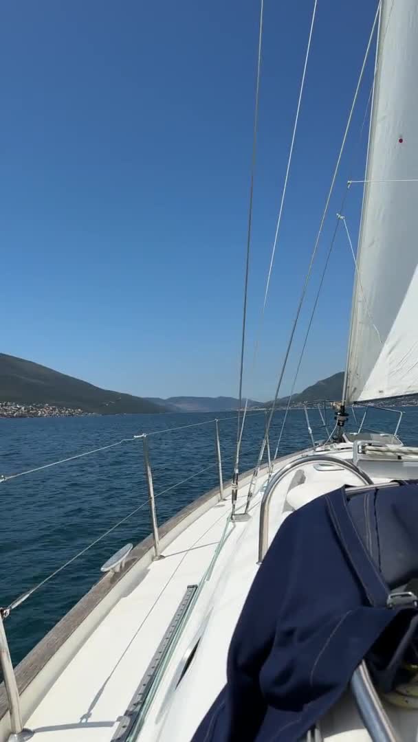 Navegando Desde Mar Abierto Bahía Yate Vela Las Velas Cierran — Vídeos de Stock