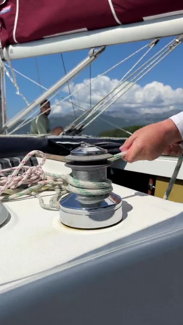 Der Kapitän Der Segeljacht Dreht Die Letzten Umdrehungen Des Seils — Stockvideo