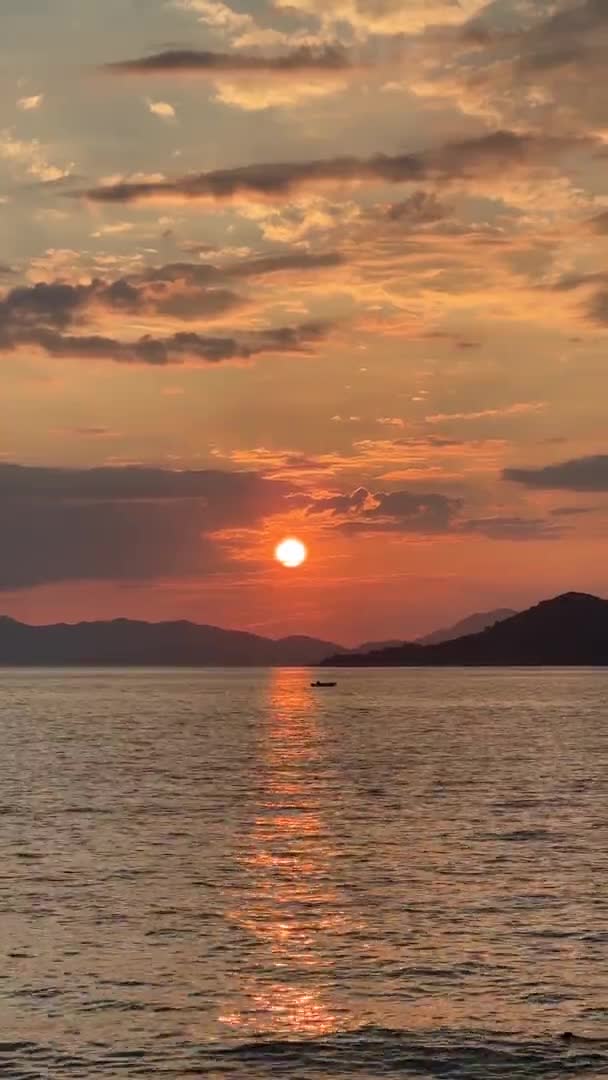 Dramatyczny Zachód Słońca Nad Morzem Niebo Pomalowane Czerwono Pomarańczowo Chmury — Wideo stockowe