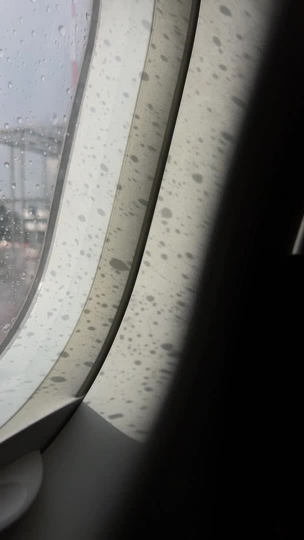 Krople Deszczu Kapią Okno Samolotu Przed Startem Pionowe Wideo Tło — Wideo stockowe