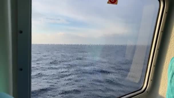 Feribot Penceresinden Deniz Manzarası Mavi Deniz Değişken Bulutlar Pencerenin Dışında — Stok video