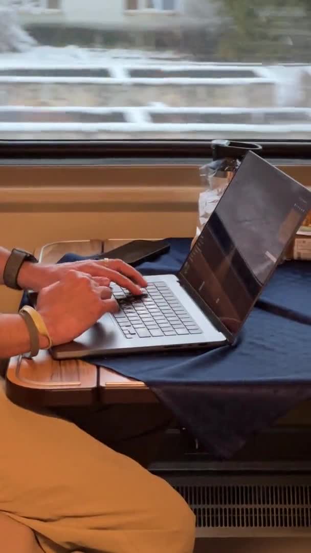 Chlápek Jezdí Laptopem Dálkovém Vlaku — Stock video