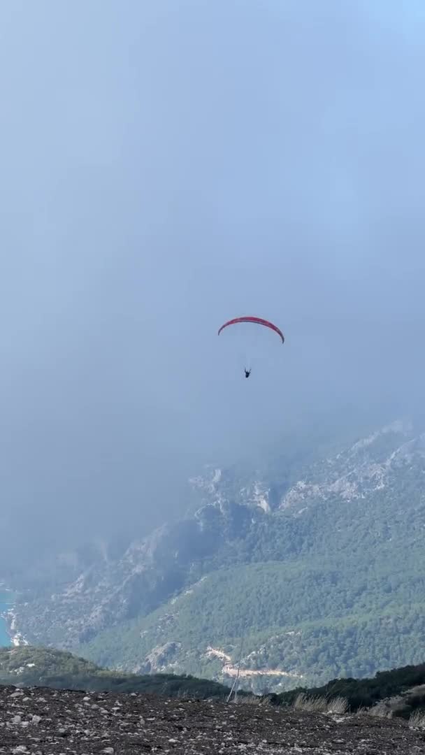 目に見えないパラグライダーが山と海の上を飛ぶ — ストック動画