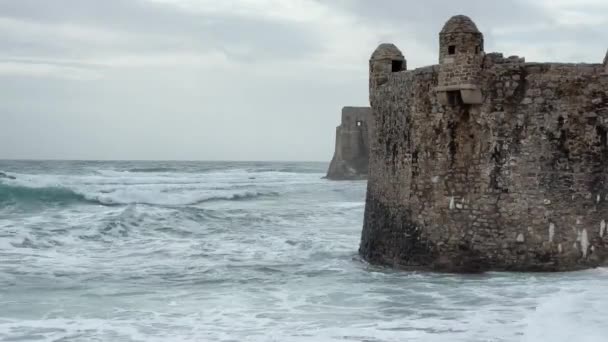 Волны Разбиваются Стену Древней Крепости — стоковое видео