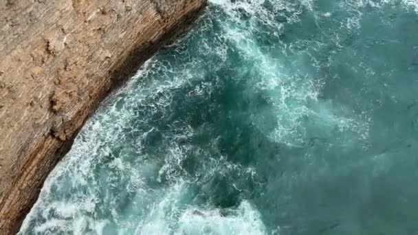 Мощные Бирюзовые Волны Ударили Скале Вид Сверху Скалы — стоковое видео
