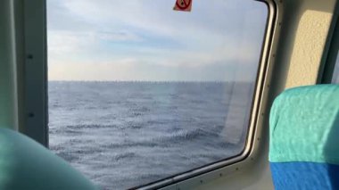Hızlı feribotun penceresinden körfezin ve deniz yüzeyinin görüntüsü.