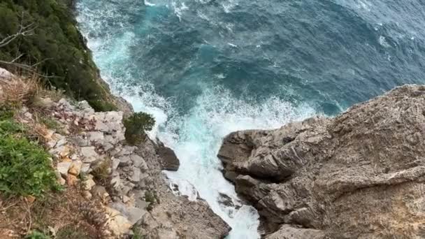Widok Klifu Potężnych Przezroczystych Fal Morza Adriatyckiego Które Rozbijają Się — Wideo stockowe