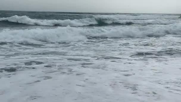 Fale Burzy Nad Piaszczystą Plażą Pianka Morska — Wideo stockowe