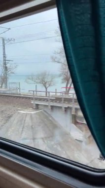 Trenin penceresinden deniz manzarası. Demiryolu yolculuğu.. 