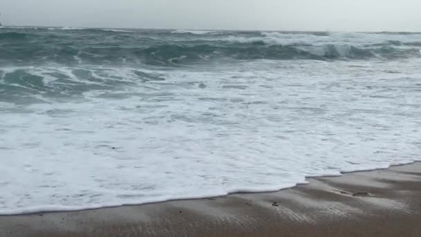 Wielkie Fale Burzowe Biją Nad Piaszczystą Plażą Pianka Morska — Wideo stockowe