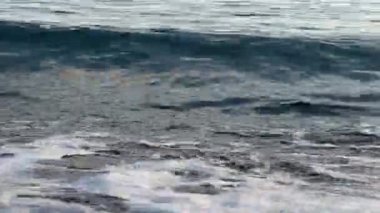 Deniz dalgaları yaklaşıyor. Koyu turkuaz temiz su.