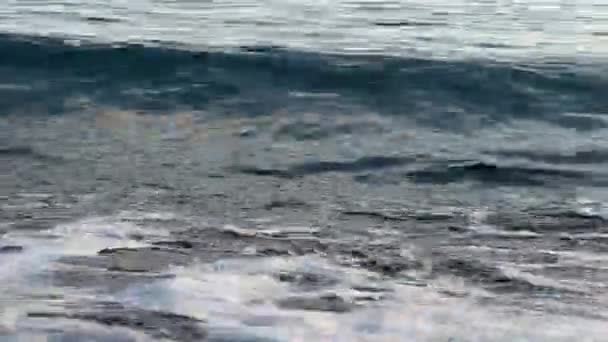 Морські Хвилі Крупним Планом Темна Бірюзова Чиста Вода — стокове відео