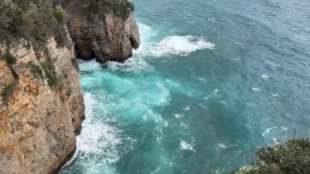 Grote Golven Van Blauwe Transparante Zee Slaan Tegen Rotsen Uitzicht — Stockvideo