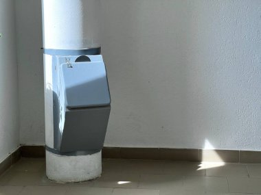 Çöp bacası çok katlı bir binanın merdiven boşluğunda..