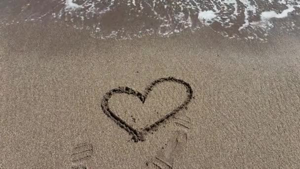 Сердцевидный Рисунок Мокром Песке Волны Кружащиеся Берега Концепция Любви — стоковое видео