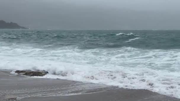Stürmische See Bewölkt Mächtige Wellen Schlagen Gegen Das Ufer — Stockvideo