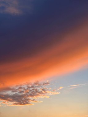 Gün batımında turuncudan koyu maviye değişen renk bulutu.