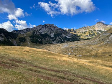 Görkemli dağ manzarası. Tepeler Vadisi.