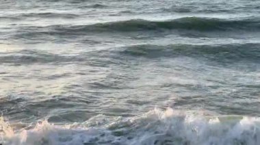 Geniş deniz dalgaları kozyous ışık örtüleriyle aydınlatılır..