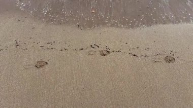 Kumun üzerinde dalgalar dolusu ayak, yukarıdan manzara.