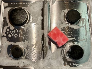 Mutfak sobasını temizliyorum. Yıkamak için sabun köpüğü ve sünger.