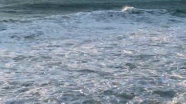 Fırtına sırasında deniz, kıyıya yakın yerde deniz köpüğü.