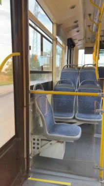 Şehir yolu boyunca boş otobüs seferleri. Otobüsün içinden görüntüle.