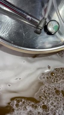 Fermentasyon Vat 'ta dönen beyaz Kokur şarabı. Şarap Yapım Sürecinin Üst Görünümü. 