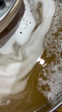 Fermentasyon Vat 'ta dönen beyaz Kokur şarabı. Şarap Yapım Sürecinin Üst Görünümü. 